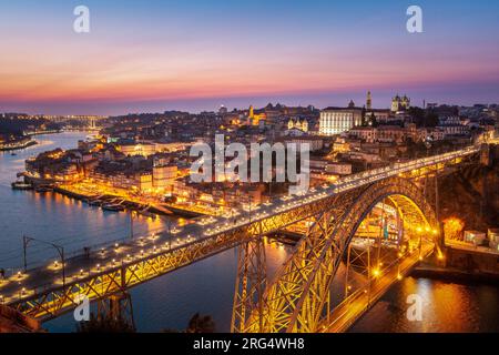 Blick auf Porto über den Fluss Douro mit Reflexion der Lichter in der Nacht Stockfoto