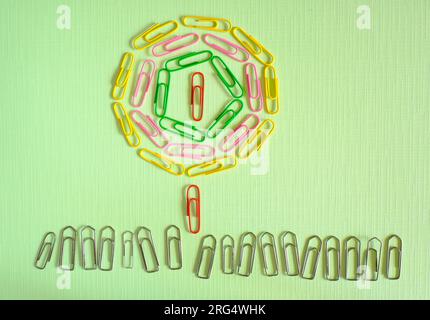 Geschäftskonzept, Metapher, Lösung, Innovation, Idee, Alleinstellungsmerkmal, Start-up und Personalkonzept mit Büroklammern bricht ein rotes ab Stockfoto