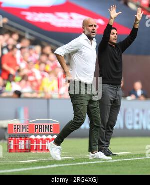 L-R Manchester City Manager Pep Guardiola und Mikel Arteta Manager von Arsenal während DES FA COMMUNITY SHIELD Match zwischen Manchester City und A Stockfoto