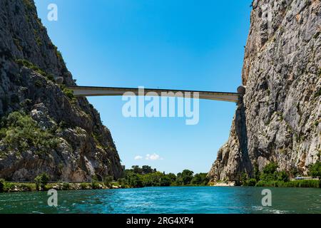 Blick auf den Fluss Cetina rund um Omis (Almissa) Stadt, Dalmatien, Kroatien/neue Brücke Stockfoto