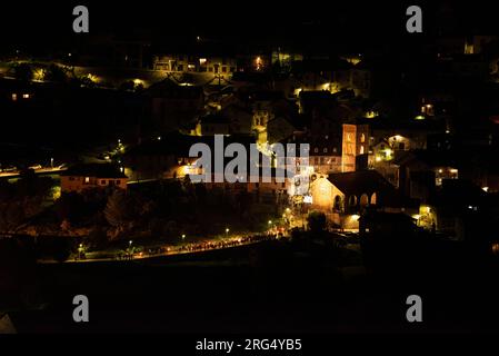 Dorf Durro, bei Nacht, während der Abfahrt 2023 nach Falles (Vall de Boí, Lleida, Katalonien, Spanien, Pyrenäen) ESP: Pueblo de Durro, de noche Stockfoto