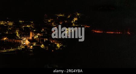 Dorf Durro, bei Nacht, während der Abfahrt 2023 nach Falles (Vall de Boí, Lleida, Katalonien, Spanien, Pyrenäen) ESP: Pueblo de Durro, de noche Stockfoto