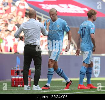Erling Haaland von Manchester City hält sich mit Pep Guardiola, Managerin von Manchester City, zusammen, während DES FA COMMUNITY SHIELD Match zwischen Manchester City Stockfoto