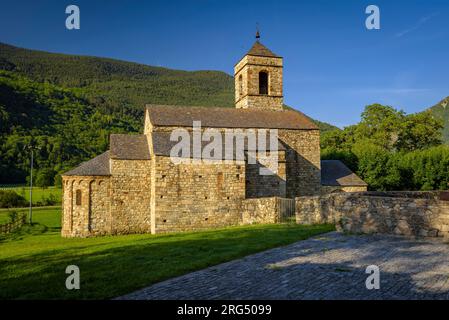 Romanische Kirche Sant Feliu de Barruera, an einem Sommermorgen (Boí-Tal, Lleida, Katalonien, Spanien, Pyrenäen) ESP: Iglesia románica de Barruera Stockfoto