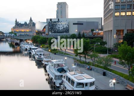 Boote entlang des Rideau Canal und der Skyline, früh nachts, Ottawa, Ontario, Kanada Stockfoto