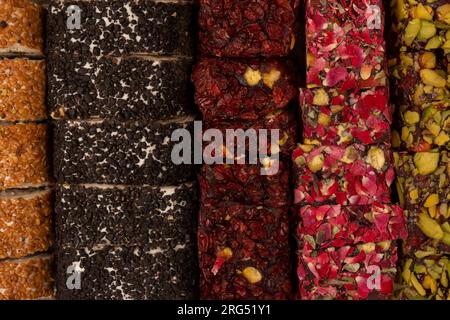 Süße Brötchen mit Granatäpfel und Nüssen, türkische Süßigkeiten. Türkischer rahat isoliert auf weißem Hintergrund. Stockfoto