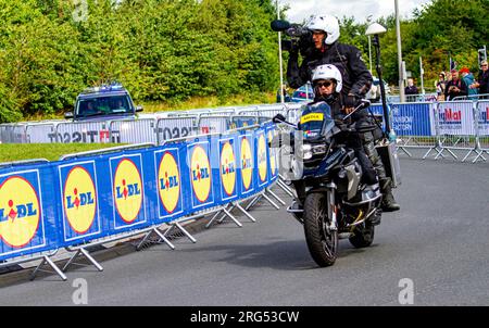 Dundee, Tayside, Schottland, Großbritannien. 7. Aug. 2023. UCI-Radweltmeisterschaft: Die UCI-Radweltmeisterschaft findet in der Stadt der Entdeckungen statt, mit einer Strecke von 22,8km km und einer Kletterstrecke von 89m km. Das Gran Fondo Road Race beginnt auf der West Grange Road im Osten von Dundee. Anschließend radeln die Reiter nordöstlich auf der Arbroath Road, die Teil der A92 ist, in Richtung Arbroath, bevor sie bei Salmon's Muir, zwei Meilen nördlich von Carnoustie, in Richtung Nordosten abbiegen und die A92 wieder hinunter zur Ziellinie von Dundee zurückfahren. Kredit: Dundee Photographics/Alamy Live News Stockfoto