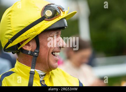 Jockey Frankie Dettori lächelt am 1. Tag des Qatar Goodwood Festival Meeting 2023 auf der Rennbahn Goodwood, Chichester Stockfoto