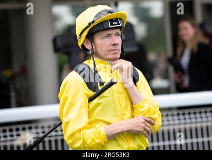 Jockey Jamie Spencer geht am 1. Tag des Qatar Goodwood Festival Meeting 2023 auf der Goodwood Racecourse in Chichester zum Paradering Stockfoto