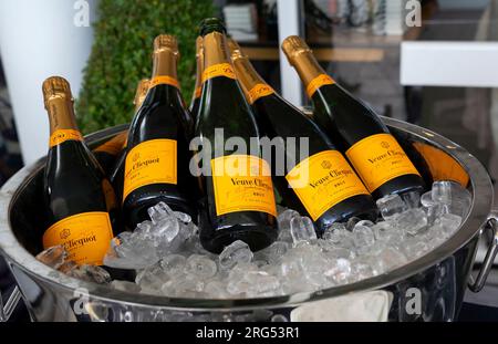 Flaschen Veuve Clicquot Champagner bereit zum Trinken auf dem Qatar Goodwood Festival Meeting 2023 auf der Goodwood Rennbahn, Chichester Stockfoto