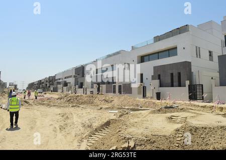 Ahmadi-Gouverneur, Kuwait. 6. Aug. 2023. Arbeiter werden auf der Baustelle eines Wohnungsbauprojekts gesehen, das von chinesischen Unternehmen im Gouvernement Ahmadi, Kuwait, am 6. August 2023 durchgeführt wurde. Das Wohnungsbauprojekt, das gemeinsam von Power Construction Corporation of China (PowerChina) und China Railway Group Limited (CREC) errichtet wurde, befindet sich in Ahmadi Governorate. Mit 597 Wohngebäuden und Geschäften sowie anderen Infrastrukturbauten beträgt die Gesamtfläche etwa 630.000 Quadratmeter. Das Projekt soll 2024 abgeschlossen werden. Kredit: Yin Ke/Xinhua/Alamy Live News Stockfoto