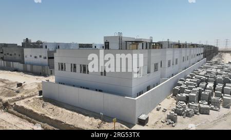 Ahmadi-Gouverneur. 6. Aug. 2023. Dieses Luftbild wurde am 6. August 2023 aufgenommen und zeigt ein Wohnungsbauprojekt chinesischer Unternehmen im Gouvernement Ahmadi, Kuwait. Das Wohnungsbauprojekt, das gemeinsam von Power Construction Corporation of China (PowerChina) und China Railway Group Limited (CREC) errichtet wurde, befindet sich in Ahmadi Governorate. Mit 597 Wohngebäuden und Geschäften sowie anderen Infrastrukturbauten beträgt die Gesamtfläche etwa 630.000 Quadratmeter. Das Projekt soll 2024 abgeschlossen werden. Kredit: Gong Lingyu/Xinhua/Alamy Live News Stockfoto