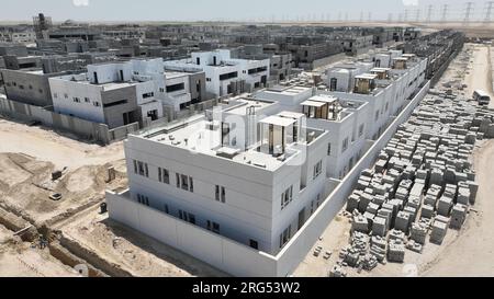 Ahmadi-Gouverneur. 6. Aug. 2023. Dieses Luftbild wurde am 6. August 2023 aufgenommen und zeigt ein Wohnungsbauprojekt chinesischer Unternehmen im Gouvernement Ahmadi, Kuwait. Das Wohnungsbauprojekt, das gemeinsam von Power Construction Corporation of China (PowerChina) und China Railway Group Limited (CREC) errichtet wurde, befindet sich in Ahmadi Governorate. Mit 597 Wohngebäuden und Geschäften sowie anderen Infrastrukturbauten beträgt die Gesamtfläche etwa 630.000 Quadratmeter. Das Projekt soll 2024 abgeschlossen werden. Kredit: Gong Lingyu/Xinhua/Alamy Live News Stockfoto