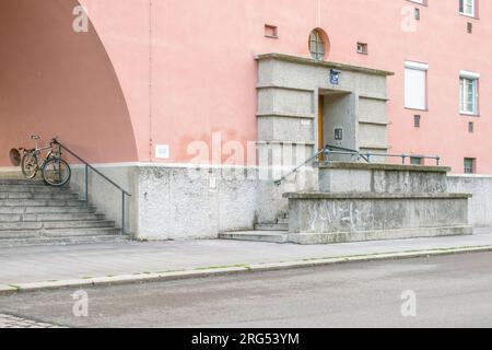 Wien, Österreich. 06. August 2023: Karl-Marx-Hof-Wohnkomplex und die längsten Wohngebäude der Welt. Erbaut zwischen 1927 und 1930. Stockfoto
