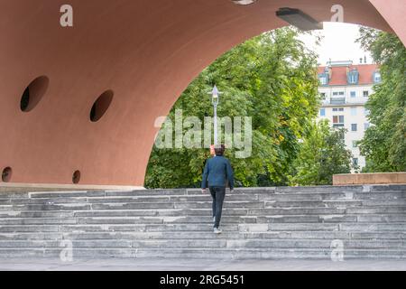 Wien, Österreich. 06. August 2023: Karl-Marx-Hof-Wohnkomplex und die längsten Wohngebäude der Welt. Erbaut zwischen 1927 und 1930. Stockfoto