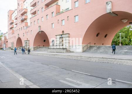 Wien, Österreich. 06. August 2023: Karl-Marx-Hof-Wohnkomplex und die längsten Wohngebäude der Welt. Erbaut zwischen 1927 und 1930. Stockfoto
