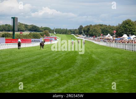 Jockeys fahren auf der Goodwood Racecourse während des Qatar Goodwood Festival Meeting 2023 auf der Goodwood Racecourse, Chichester Stockfoto