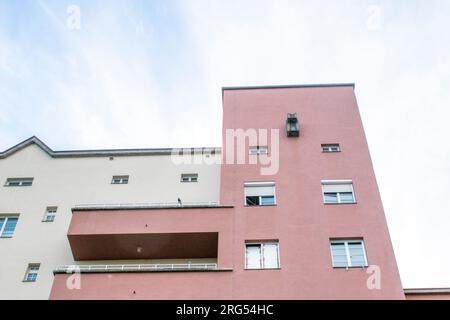 Wien, Österreich. 06. August 2023: Karl-Marx-Hof-Wohnkomplex und die längsten Wohngebäude der Welt. Erbaut zwischen 1927 und 1930. Stockfoto