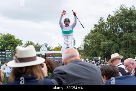 Jockey Frankie Dettori macht seinen Markensprung von Epictetus, nachdem er am 4. Tag des Qatar Goodwood Festival Meeting 2023 auf der Rennbahn Goodwood, Chichester, die Bonhams Thoroughbred Stakes gewann Stockfoto