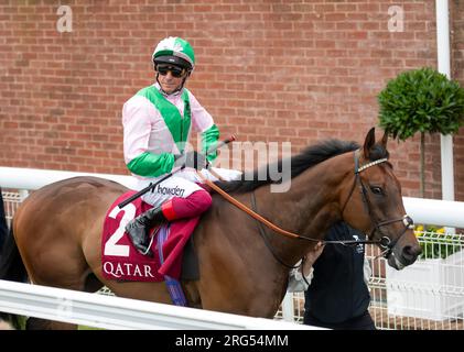 Jockey Frankie Dettori fährt am 4. Tag des auf dem Pferderennbahn Goodwood Racecourse, Chichester, zum Qatar Goodwood Festival Meeting 2023 Stockfoto