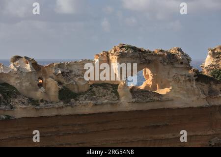 816 detaillierter Blick auf den Razorback Stack vom Aussichtspunkt auf dem Geology Walk rund um Loch ARD Gorge. Victoria-Australien. Stockfoto