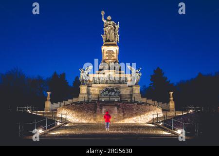 Niederwalddenkmal in Hessen Deutschland. Sonnenaufgang mit Tempeln und tollen orangefarbenen Farben. Tolle Atmosphäre mit Blick auf den rhein Stockfoto