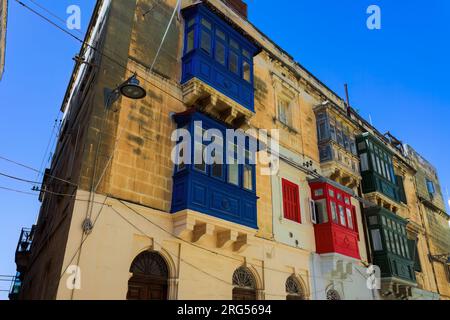 Traditionelle maltesische Kalksteingebäude mit farbigen Balkonen in den lebhaften Gassen der Altstadt von Birgu, Citta Vittoriosa ohne Menschenmassen. Stockfoto