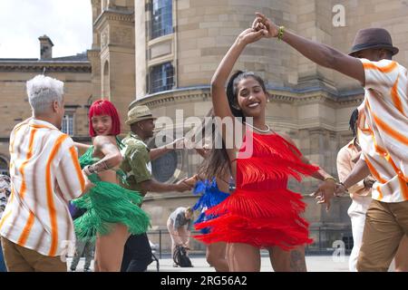 Edinburgh, Schottland. Montag, 7. August , 2023. Havanna Street Party, tritt auf die Straße und wird eine Explosion von Stadttanz mit Festivalmassen am Bristo Square aufführen. Kredit: Brian Anderson/Alamy Live News Stockfoto