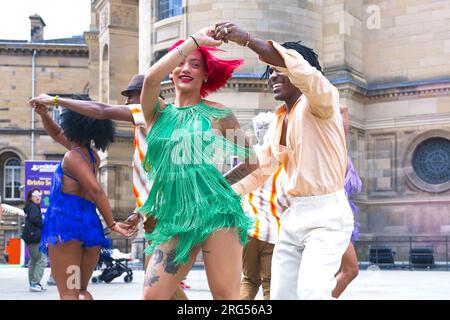 Edinburgh, Schottland. Montag, 7. August , 2023. Havanna Street Party, tritt auf die Straße und wird eine Explosion von Stadttanz mit Festivalmassen am Bristo Square aufführen. Kredit: Brian Anderson/Alamy Live News Stockfoto