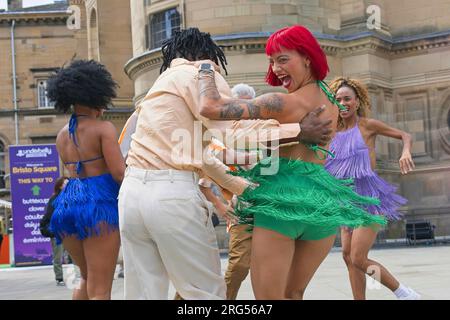 Edinburgh, Schottland. Montag, 7. August 2023. Havana Street Party, auf der Straße und bei einer Explosion von Stadttanzen mit Festivalmassen am Bristo Square. Kredit: Brian Anderson/Alamy Live News Stockfoto