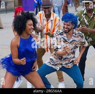 Edinburgh, Schottland. Montag, 7. August , 2023. Havanna Street Party, tritt auf die Straße und wird eine Explosion von Stadttanz mit Festivalmassen am Bristo Square aufführen. Kredit: Brian Anderson/Alamy Live News Stockfoto