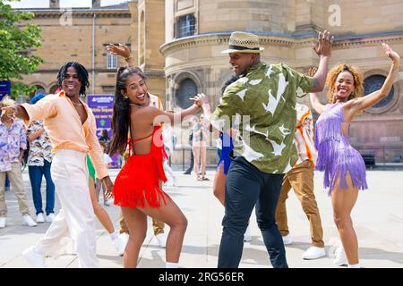 Edinburgh, Schottland. Montag, 7. August , 2023. Havanna Street Party, tritt auf die Straße und wird eine Explosion von Stadttanz mit Festivalmassen am Bristo Square aufführen. Kredit: Brian Anderson/Alamy Live News Stockfoto