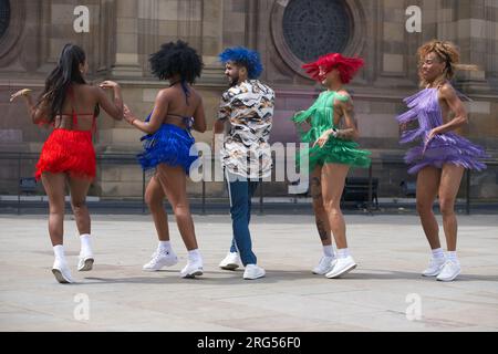 Edinburgh, Schottland. Montag, 7. August , 2023. Havanna Street Party, tritt auf die Straße und wird eine Explosion von Stadttanz mit Festivalmassen am Bristo Square aufführen. Kredit: Brian Anderson/Alamy Live News Stockfoto