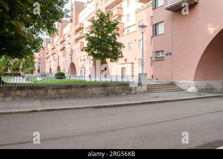 Wien, Österreich. 06. August 2023: Karl-Marx-Hof-Wohnkomplex und die längsten Wohngebäude der Welt. Erbaut zwischen 1927 und 1930. Stockfoto