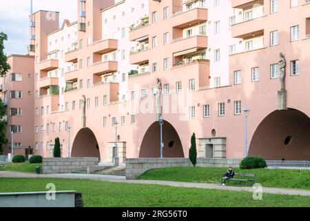 Wien, Österreich. 06. August 2023: Karl-Marx-Hof-Wohnkomplex und die längsten Wohngebäude der Welt. Erbaut zwischen 1927 und 1930. Stockfoto