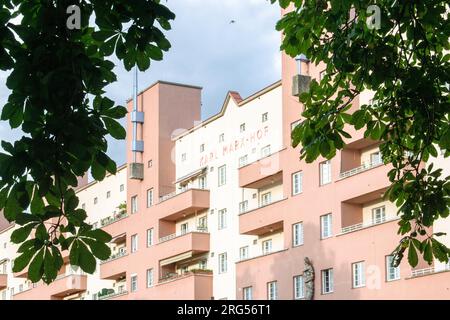 Wien, Österreich. 06. August 2023: Karl-Marx-Hof-Wohnkomplex und die längsten Wohngebäude der Welt. Erbaut zwischen 1927 und 1930. Stockfoto