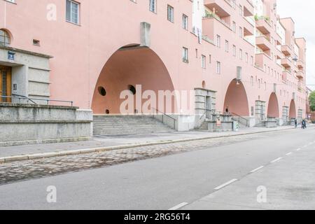 Wien, Österreich. 06. August 2023: Karl-Marx-Hof-Wohnkomplex und die längsten Wohngebäude der Welt. Erbaut zwischen 1927 und 1930. Stockfoto
