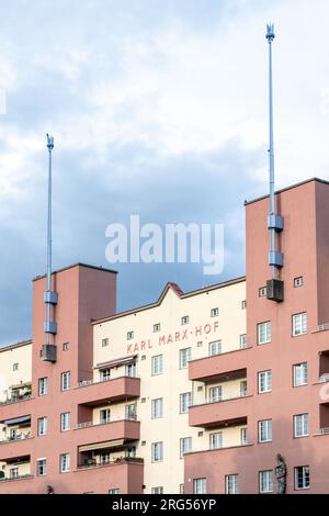 Wien, Österreich. 06. August 2023: Karl-Marx-Hof-Wohnkomplex und die längsten Wohngebäude der Welt. Erbaut zwischen 1927 und 1930. Stockfoto