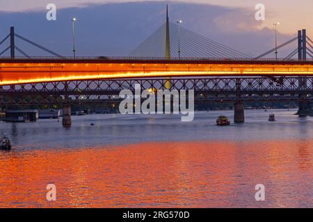 Orange Lights Gazela Bridge Über Dem Fluss Sava Belgrad City Dämmerung Stockfoto