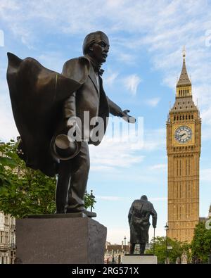 London, Großbritannien - 28. Juli 2023; Statue von David Lloyd George und Whinston Churchill mit Elizabeth Tower of Big Ben Stockfoto