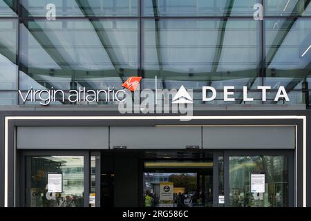 Hounslow, Großbritannien - 01. August 2023; Schild für Virgin Atlantic und Delta Airlines am Flughafen Heathrow Stockfoto