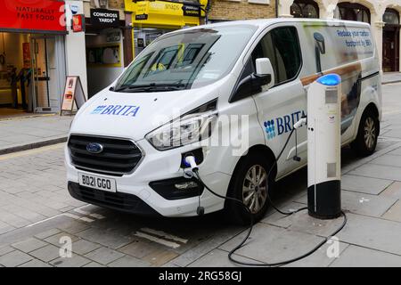 London, UK - 31. Juli 2023; Brita-Fahrzeug wird auf der London Street mit Strom nachgeladen Stockfoto