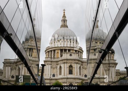 London, Großbritannien - 31. Juli 2023; St. Pauls Cathedral Gebäude reflektiert in Glaswänden von One New Change Stockfoto