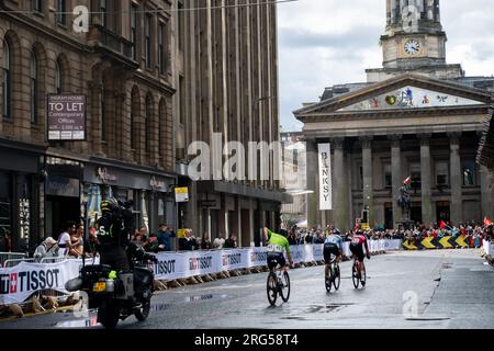 Tadej Pogačar, Wout van Aert und Mads Pedersen betreten die letzte Runde und jagen Mathieu van der Poel beim UCI World Championship Elite Men's Road Race in Stockfoto