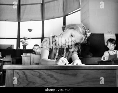 Ein junges Mädchen, das ein Bild in einem Kindergarten, einer Schule, Dailey, West Virginia, USA, Arthur Rothstein, USA Farm Security Administration, Oktober 1941 Stockfoto