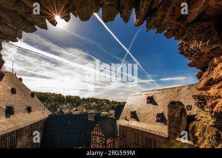 Wunderschöne Landschaftsaufnahme des Schlosses Runkel mit Reflexion im Wasser. Gleichzeitige Exposition, das weiche Wasser des überwucherten Ufers und eine Ruine Stockfoto