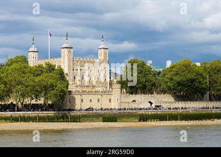 London, Großbritannien - 29. Juli 2023; Tower of London am Ufer der Themse mit stürmischem Himmel im Sommer Stockfoto