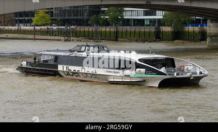 London, Großbritannien - 29. Juli 2023; Thames Clipper Uber Boat Tornado Clipper auf der Themse London Stockfoto