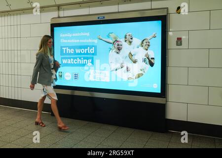 London UK. 7 . August 2023 . Ein digitales Board in der Londoner U-Bahn, das die englische Fußballnationalmannschaft, die Lionesses, bewirbt. England gewann heute das Spiel der 16. Runde gegen Nigeria mit elfmetern. Credit amer Ghazzal/Alamy Live News Stockfoto