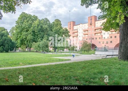 Wien, Österreich. 06. August 2023: Karl-Marx-Hof-Wohnkomplex und die längsten Wohngebäude der Welt. Erbaut zwischen 1927 und 1930. Stockfoto